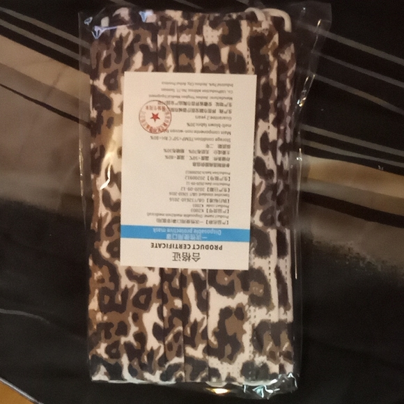 Cheetah print disposable protective masks - Picture 5 of 6